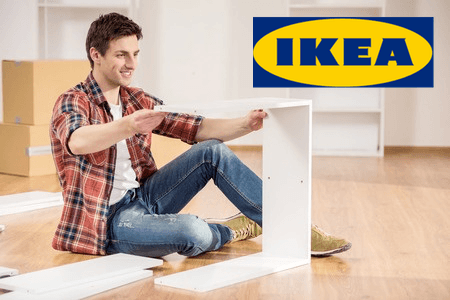 image d'un homme montant un meuble Ikea